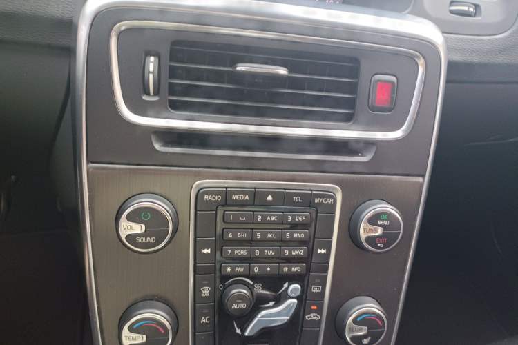 Used Volvo V60 2014 T5 Zhiyi Edition Audio And AC Panel