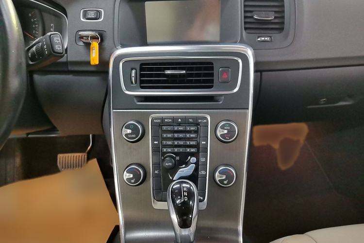 Used Volvo V60 2014 T5 Zhiyi Edition Audio And AC Panel