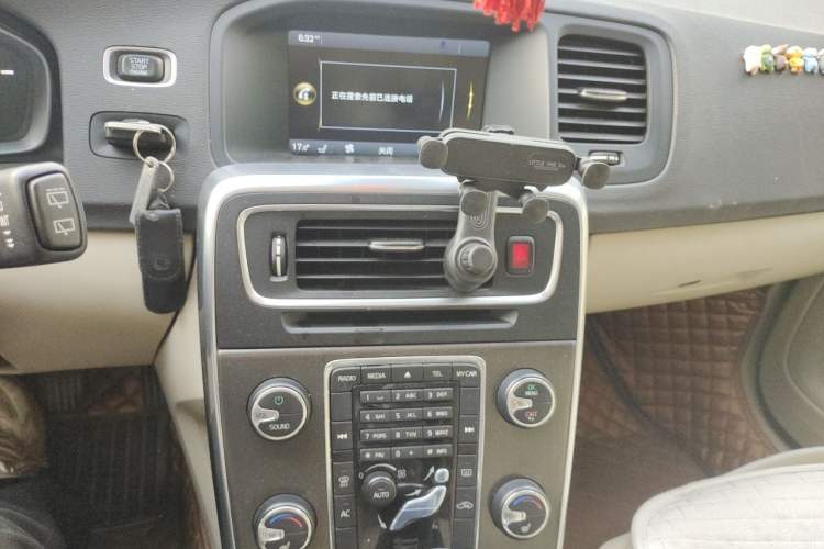 Used Volvo V60 2014 T5 Zhiyi Edition Audio And AC Panel