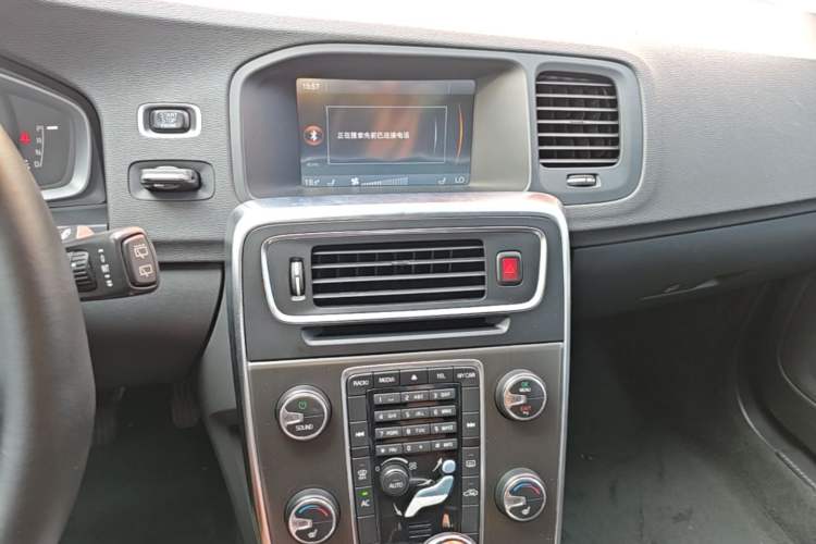 Used Volvo V60 2014 T5 Zhiyi Edition Audio And AC Panel