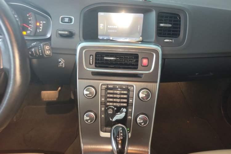 Used Volvo V60 2014 T5 Zhiyi Edition Audio And AC Panel