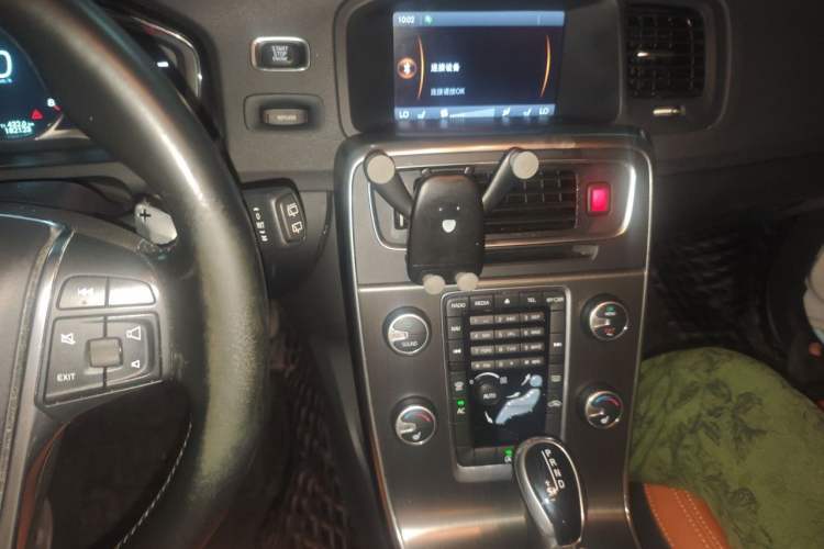 Used Volvo V60 2014 T5 Zhiya Edition Audio And AC Panel
