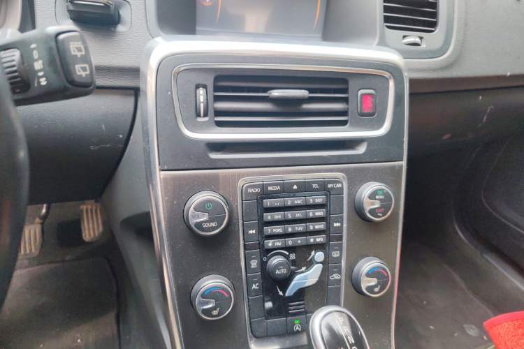 Used Volvo V60 2014 T5 Zhiyi Edition Audio And AC Panel
