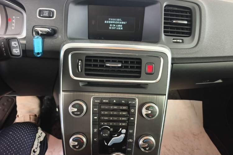 Used Volvo V60 2014 Restyled T5 Zhiya Edition Audio And AC Panel