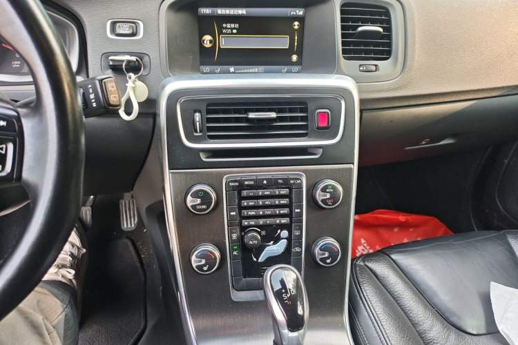 Used Volvo V60 2014 T5 Zhiyi Edition Audio And AC Panel