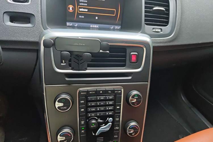 Used Volvo V60 2014 Restyled T5 Zhiya Edition Audio And AC Panel