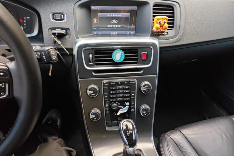 Used Volvo V60 2014 T5 Zhiyi Edition Audio And AC Panel