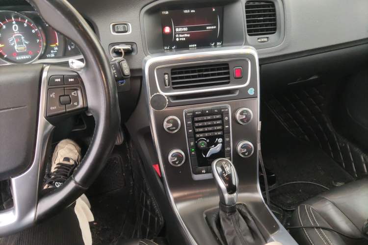Used Volvo V60 2014 Restyled T5 Zhiya Edition Audio And AC Panel