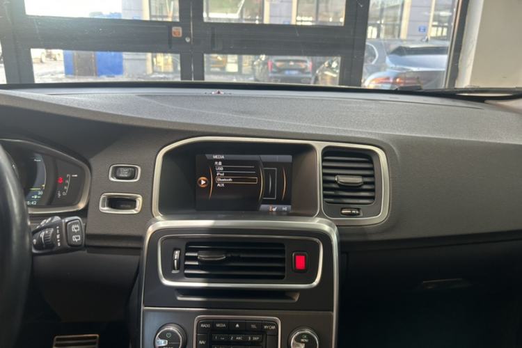 Used Volvo V60 2014 T5 Zhiya Edition Audio And AC Panel
