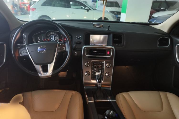 Used Volvo V60 2014 T5 Zhiyi Edition Center Console