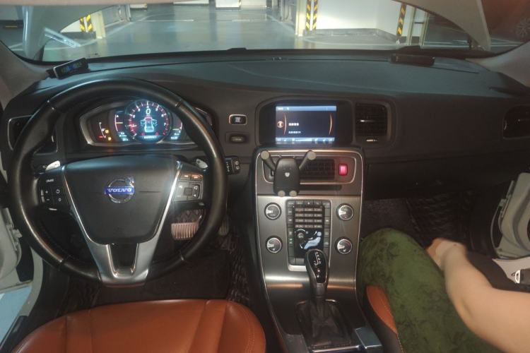 Used Volvo V60 2014 T5 Zhiya Edition Center Console