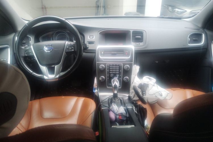 Used Volvo V60 2014 T5 Zhiya Edition Center Console