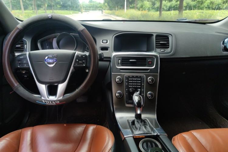Used Volvo V60 2014 T5 Zhiya Edition Center Console