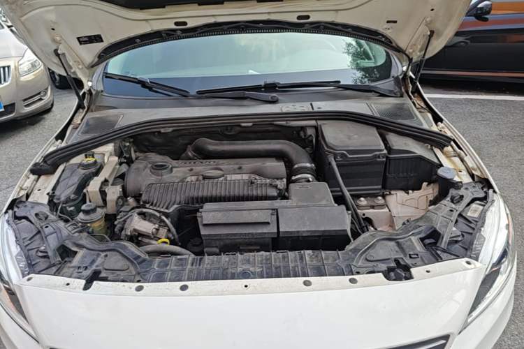 Used Volvo V60 2014 T5 Zhiyi Edition Engine Bay