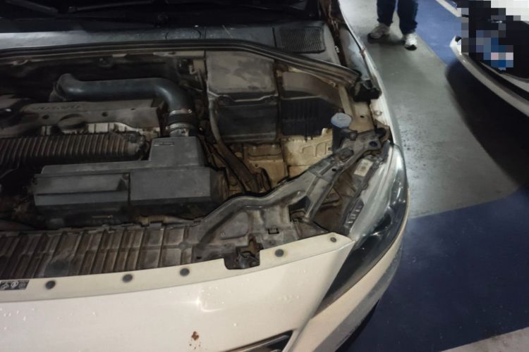 Used Volvo V60 2014 T5 Zhiya Edition Engine Bay Left