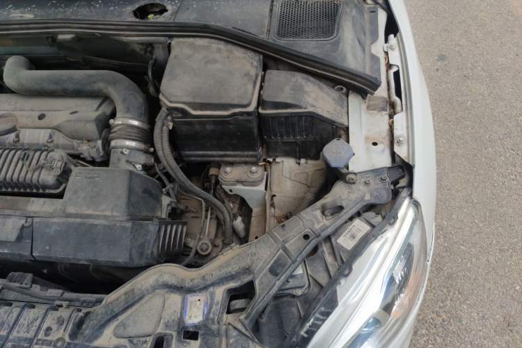 Used Volvo V60 2014 T5 Zhiya Edition Engine Bay Left