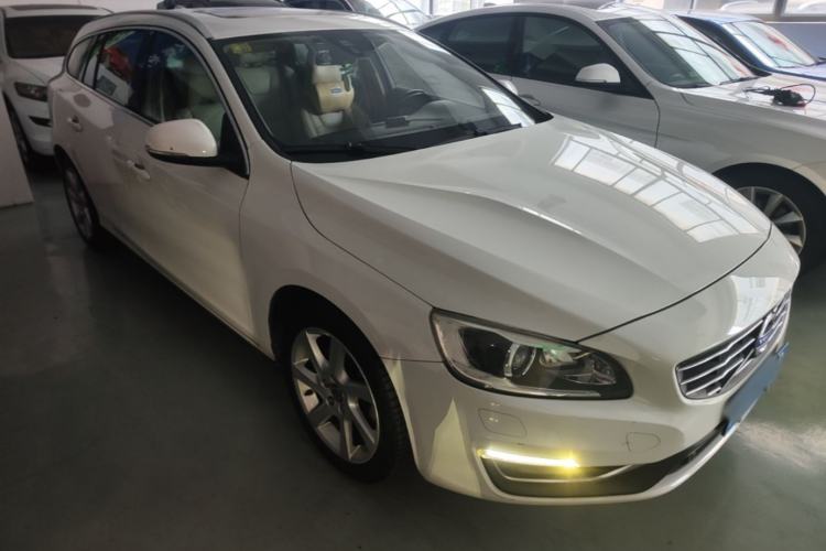 Used Volvo V60 2014 T5 Zhiyi Edition Front Right 45 Deg