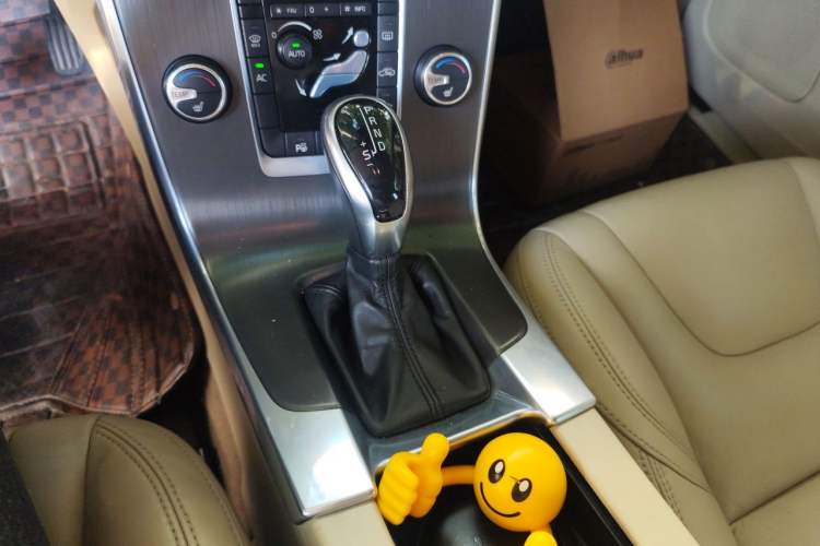 Used Volvo V60 2014 Restyled T5 Zhiya Edition Gear Lever