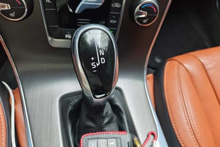 Used Volvo V60 2014 Restyled T5 Zhiya Edition Gear Lever