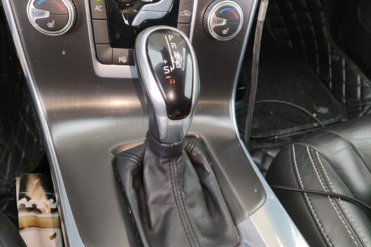Used Volvo V60 2014 Restyled T5 Zhiya Edition Gear Lever