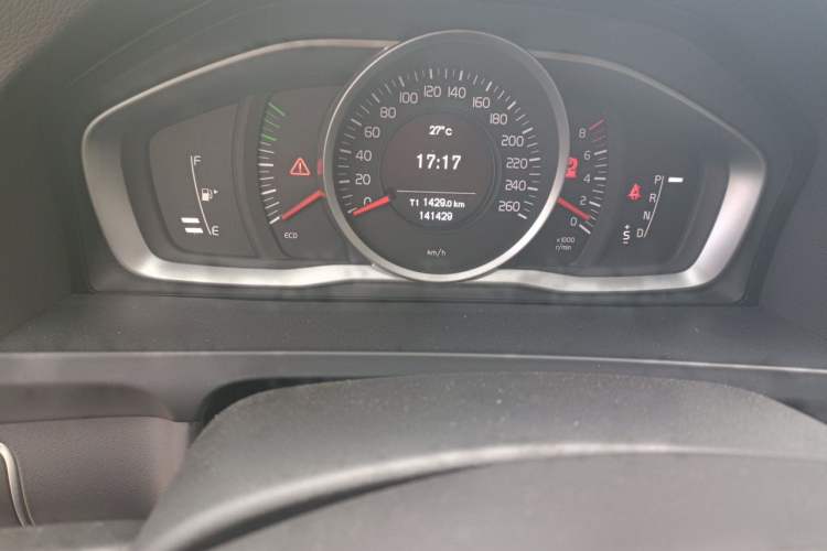 Used Volvo V60 2014 T5 Zhiyi Edition Odometer Close Up