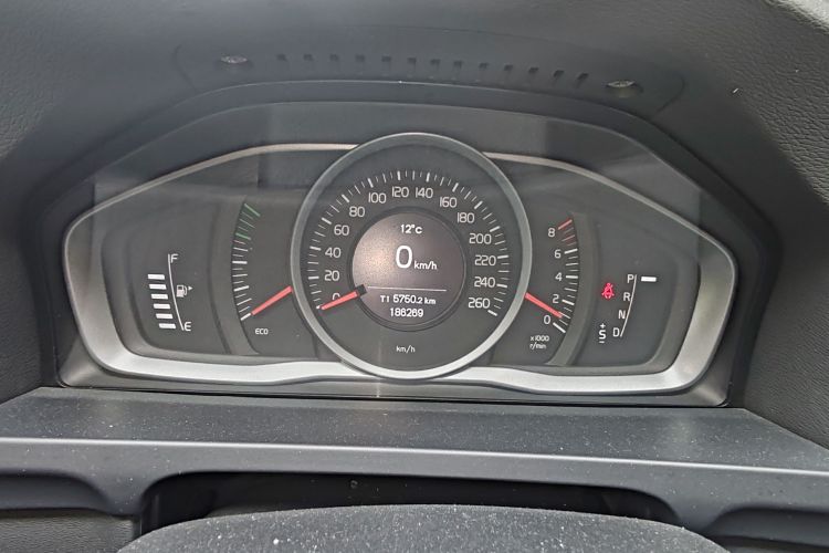 Used Volvo V60 2014 T5 Zhiyi Edition Odometer Close Up