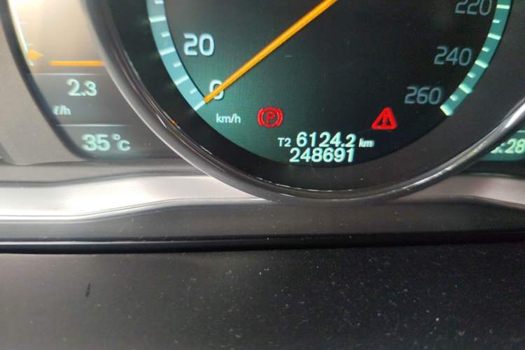 Used Volvo V60 2014 Restyled T5 Zhiya Edition Odometer Close Up