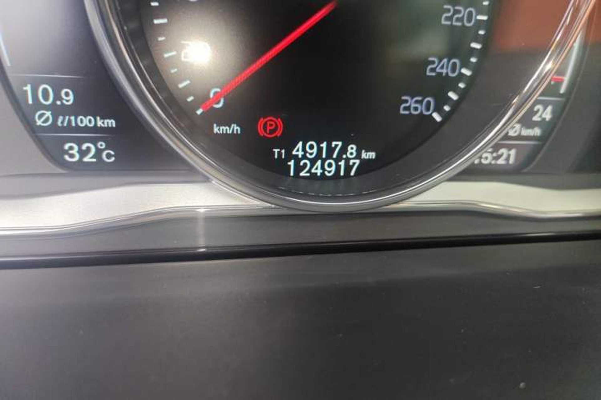 Used Volvo V60 2014 Restyled T5 Zhiya Edition Odometer Close Up