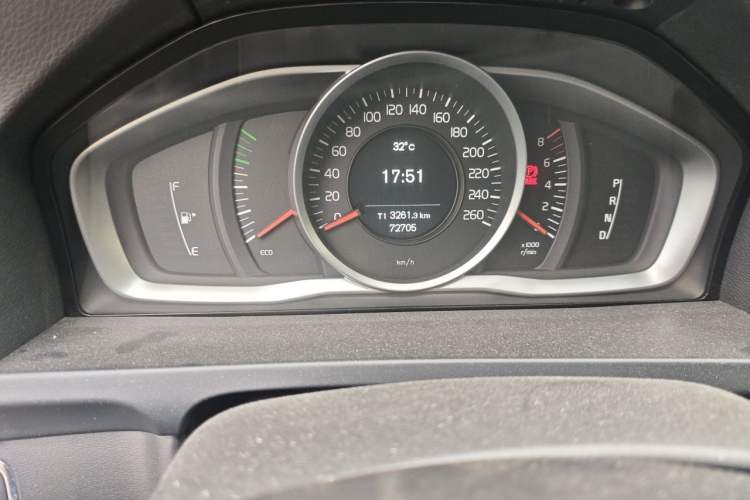 Used Volvo V60 2014 T5 Zhiyi Edition Odometer Close Up