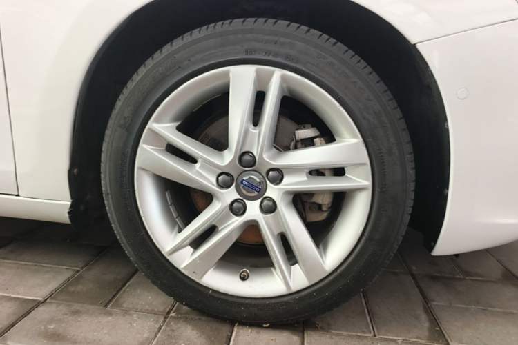 Used Volvo V60 2014 Restyled T5 Zhiya Edition Right Front Wheel Hub