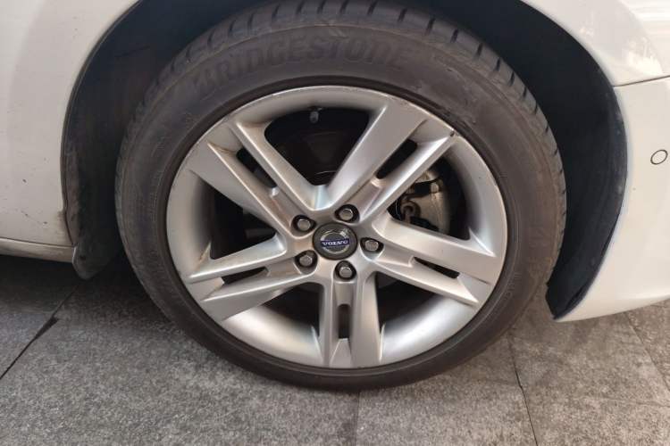 Used Volvo V60 2014 Restyled T5 Zhiya Edition Right Front Wheel Hub