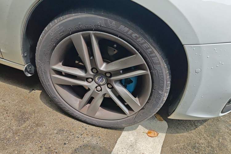 Used Volvo V60 2014 Restyled T5 Zhiya Edition Right Front Wheel Hub