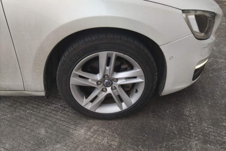 Used Volvo V60 2014 Restyled T5 Zhiya Edition Right Front Wheel Hub