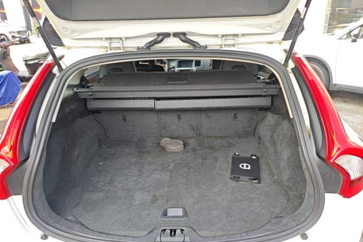 Used Volvo V60 2014 T5 Zhiyi Edition Trunk