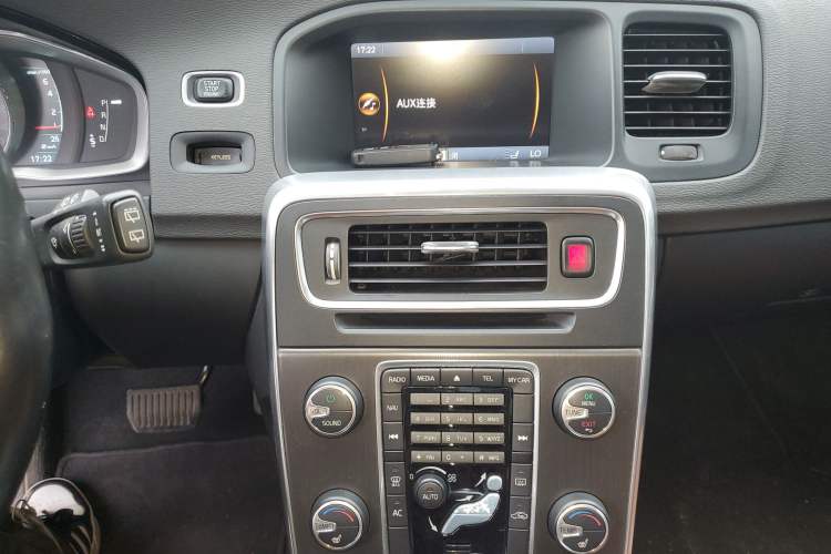 Used Volvo V60 2014 T5 Zhiya Edition Audio And AC Panel