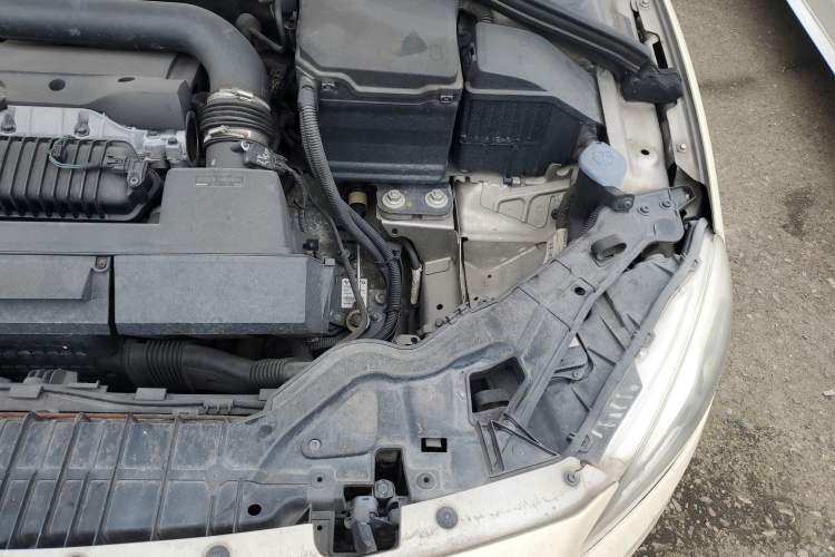 Used Volvo V60 2014 T5 Zhiya Edition Engine Bay Left