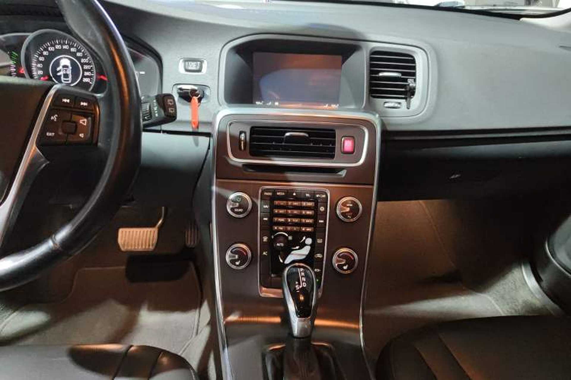 Used Volvo V60 2015 T5 Zhiyi Edition Audio And AC Panel