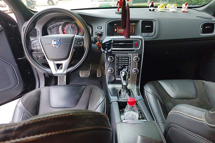 Used Volvo V60 2015 T5 Zhiyi Personalized Sport Edition Center Console