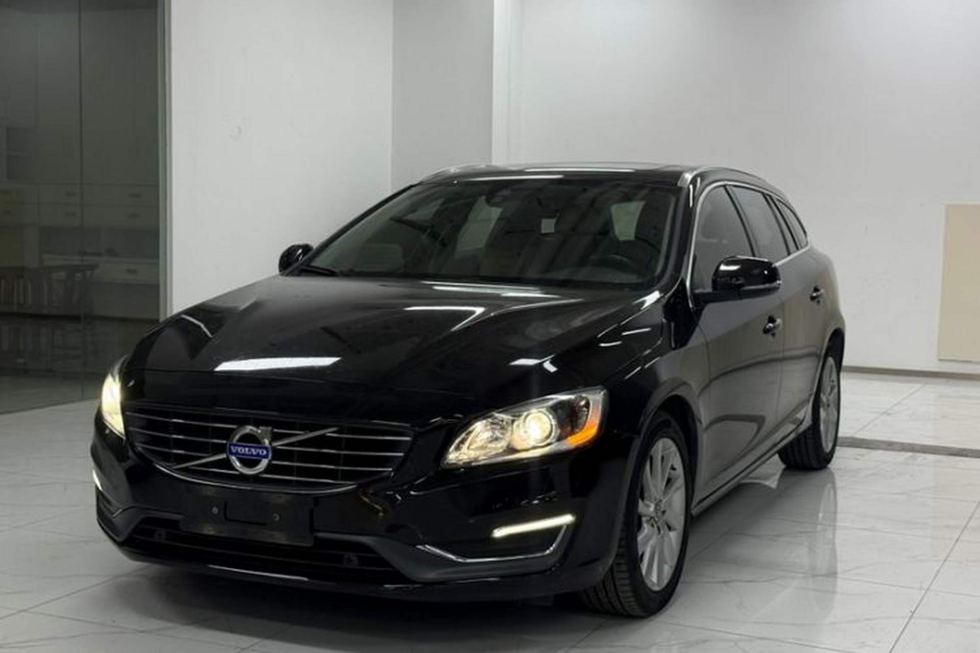 Used Volvo V60 2015 T5 Zhiyi Edition Front Left 45 Deg