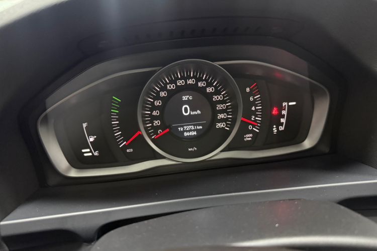 Used Volvo V60 2015 T5 Zhiyi Edition Odometer Close Up