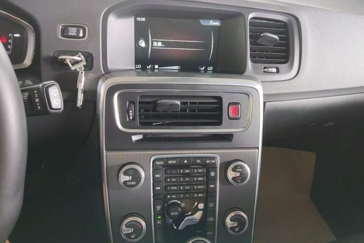 Used Volvo V60 2015 T5 Zhiyi Edition Audio And AC Panel