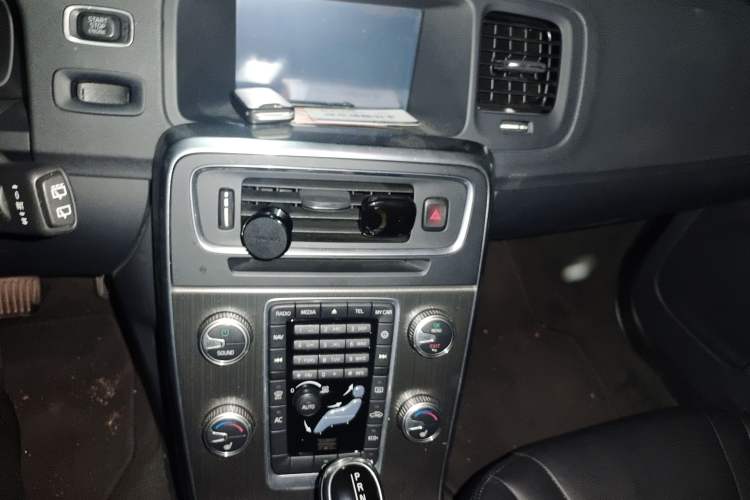 Used Volvo V60 2015 T5 Zhiyi Edition Audio And AC Panel