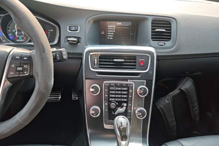 Used Volvo V60 2015 T5 Zhiyi Personalized Sport Edition Audio And AC Panel