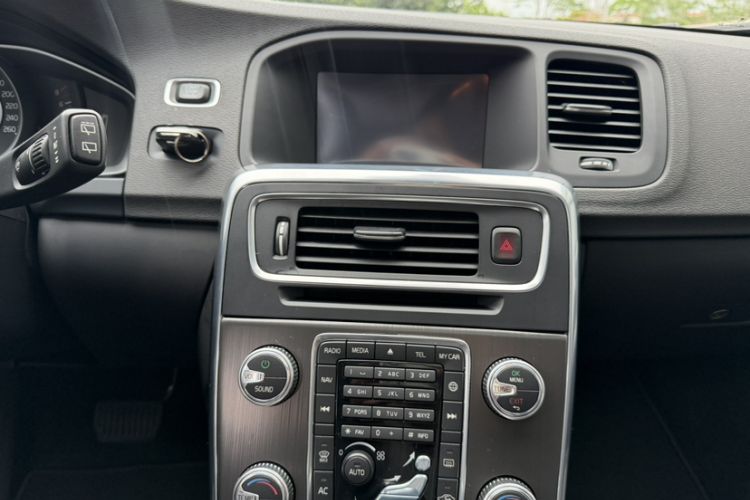 Used Volvo V60 2015 T5 Zhiyi Edition Audio And AC Panel