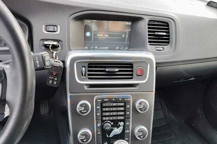 Used Volvo V60 2015 T5 Zhiyi Edition Audio And AC Panel