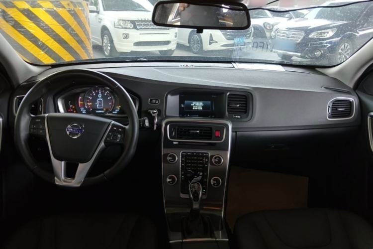 Used Volvo V60 2015 T5 Zhiyi Edition Center Console