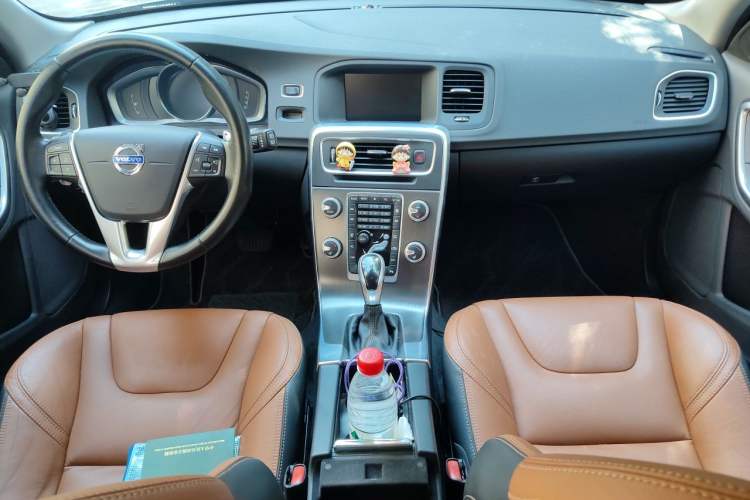 Used Volvo V60 2015 T5 Zhiya Edition Center Console