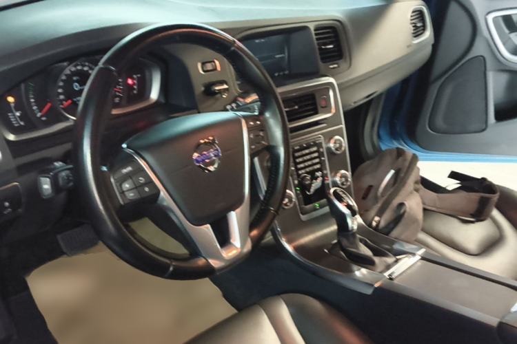 Used Volvo V60 2015 T5 Zhiyi Edition Center Console