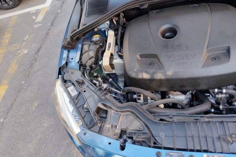 Used Volvo V60 2015 T5 Zhiya Edition Engine Bay Right