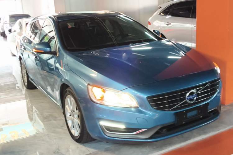 Used Volvo V60 2015 T5 Zhiyi Edition Front Right 45 Deg